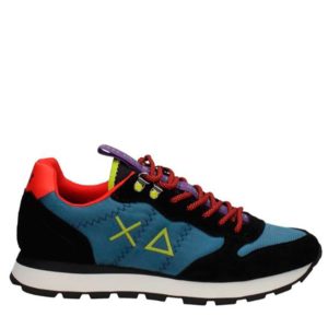 Zapatillas de hombre de la marca AX-Sun, modelo Z41108 en color azul. Elaborada en ante y tela combinando en azul, rojo y negro. Detalle de logo bordado en el lateral. Cierre con cordones y suela de goma en blanco.